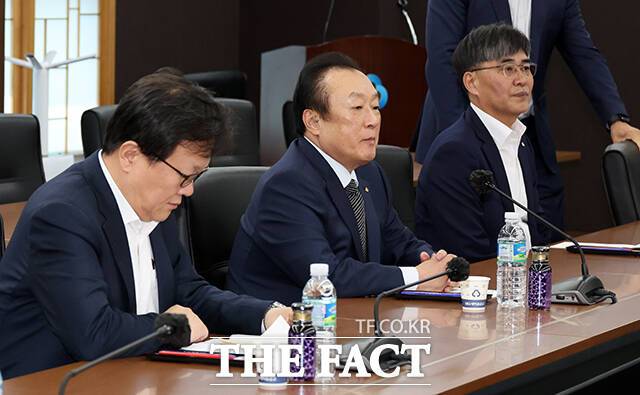 김인 새마을금고중앙회장(왼쪽 두번째)은 지난해 12월 직선제로 치러진 중앙회장 선거에서 득표율 78%를 기록하며 당선됐다. /서예원 기자