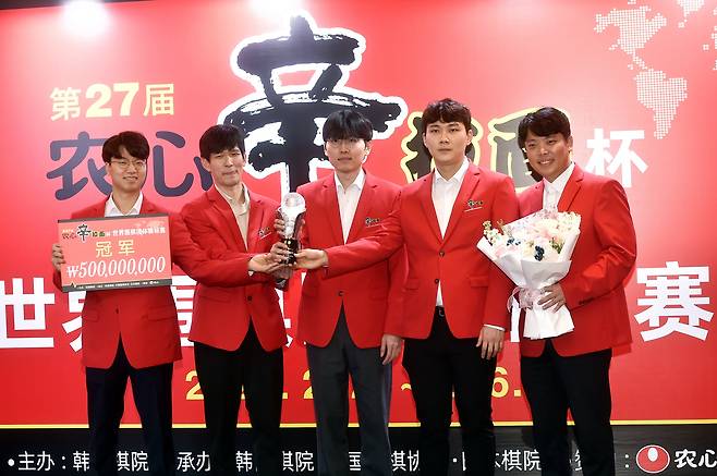 농심배 6연패 달성한 한국 기사들. 안성준(왼쪽부터) 9단, 이지현 9단, 신진서 9단, 박정환 9단, 홍민표 국가대표 감독. /한국기원