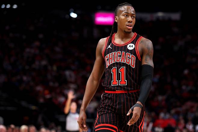 <yonhap photo-3362=""> HOUSTON, TEXAS - JANUARY 13: Ayo Dosunmu #11 of the Chicago Bulls looks on during the second quarter of the game against the Houston Rockets at Toyota Center on January 13, 2026 in Houston, Texas. Kenneth Richmond/Getty Images/AFP (Photo by Kenneth Richmond / GETTY IMAGES NORTH AMERICA / Getty Images via AFP)/2026-01-14 11:27:25/ <저작권자 ⓒ 1980~2026 ㈜연합뉴스. 무단 전재 재배포 금지, AI 학습 및 활용 금지></yonhap>