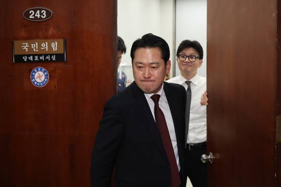 2024년 12월 11일 국민의힘 한동훈 대표가 11일 오후 서울 여의도 국회 당대표실에서 장동혁 의원이 나가는 사이 미소를 짓고 있다. 2024.12.11 연합뉴스