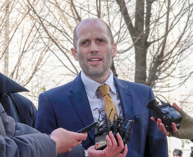 해롤드 로저스 쿠팡 한국법인 임시 대표가 6일 마포구 서울경찰청 광역수사단 반부패수사대에서 국회에서의 증언·감정 등에 관한 법률 위반 혐의 등 관련 2차 조사를 받기 위해 출석하며 입장을 밝히고 있다./2026.2.6 문경덕 기자