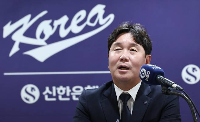 한국계 선수 4명이 2026 월드베이스볼클래식(WBC) 최종 명단에 올랐다. 사진은 류지현 야구 국가대표팀 감독이 6일 서울 중구 한국프레스센터에서 2026 월드베이스볼클래식(WBC) 국가대표팀 명단 발표 기자회견에서 취재진의 질문에 답한 모습. /사진=뉴스1