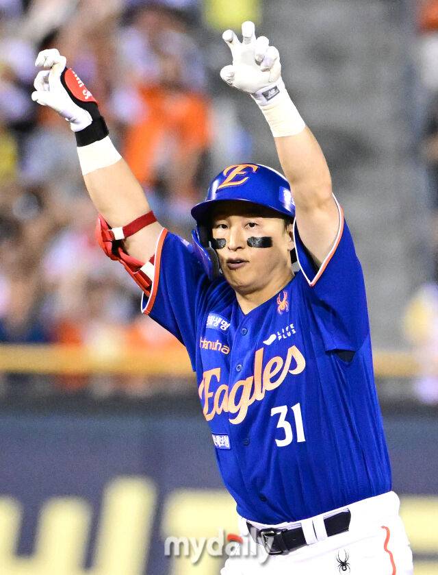 2025년 8월 8일 오후 서울 잠실구장에서 열린 '2025 신한 SOL뱅크 KBO 리그' 한화 이글스와 LG 트윈스의 경기한화 손아섭이 5회초 무사 2루서 1타점 적시타를 친 뒤 홈으로 송구되는 사이 2루를 밟고 기뻐하고 있다./마이데일리