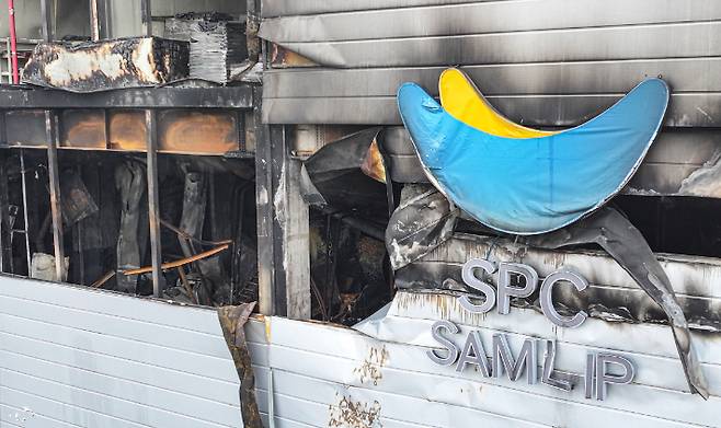 4일 화재 원인을 찾기 위한 합동 감식이 진행 중인 경기도 시흥시 정왕동 SPC삼립 시화공장 모습. 연합뉴스