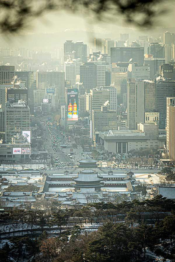 북악산 촛대바위에서 바라본 경복궁과 세종대로.