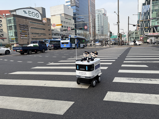 AI 자율주행 순찰 로봇이 5일 신사역 사거리를 건너는 모습. 박지우 견습기자