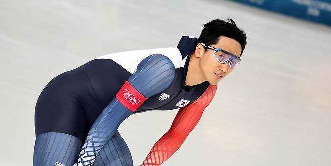 밀라노올림픽 남자 스피드스케이팅 500m에 출전하는 김준호가 5일(한국시간) 밀라노스피드스케이팅스타디움서 열린 테스트 경기를 마친 뒤 기록을 확인하고 있다. 밀라노ㅣ뉴시스
