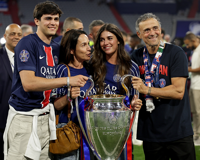 루이스 엔리케 감독이 1일 식구들과 함께 유럽챔피언스리그 우승컵을 들고 사진을 찍고 있다. EPA