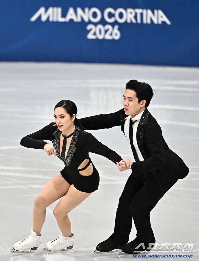 6일 이탈리아 밀라노 아이스스케이팅 아레나에서 열린 피겨 단체전 아이스댄스 경기. 연기를 펼치고 있는 임해나-권예. 밀라노(이탈리아)=송정헌 기자songs@sportschosun.com/2026.02.06/