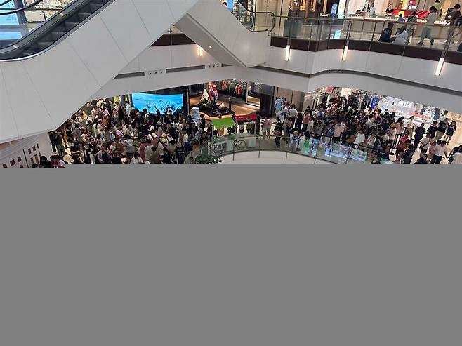 중국 내륙 시장은 겉으로 보이는 소득수준과 달리 실제로는 가처분소득과 시간적 여유가 많다. 중국 내륙 소비 현장, 사람으로 가득 찬 쇼핑몰. 김태용