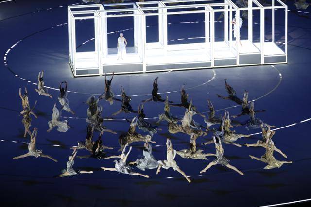 2026 밀라노·코르티나 담페초 동계올림픽 개막식이 열린 6일 이탈리아 밀라노 산시로 올림픽 스타디움에서 개막식 공연이 펼쳐지고 있다. 이번 개막식은 도시와 자연, 인간과 기술이 하나 되는 감동적인 무대를 통해 전 세계에 평화와 연대의 메시지를 전한다. 밀라노=연합뉴스