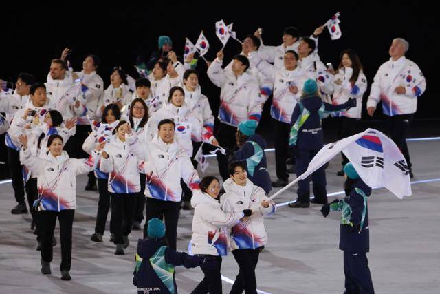 6일 이탈리아 밀라노 산시로 올림픽 스타디움에서 열린 2026 밀라노-코르티나담페초 동계올림픽 개회식에서 대한민국 기수인 피겨 스케이팅의 차준환과 스피드스케이팅 박지우가 태극기를 들고 입장하고 있다. 밀라노=연합뉴스