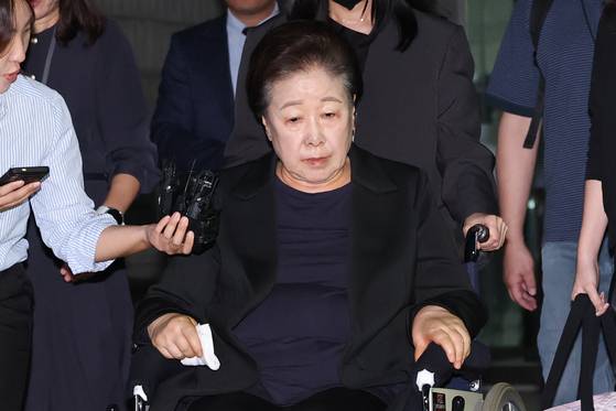 한학자 통일교 총재가 지난 9월 서울 중앙지법에서 윤석열 전 대통령 부부에게 통일교 현안을 청탁했다는 의혹과 관련 구속 전 피의자 심문을 마친 뒤 대기 장소인 서울구치소로 향하고 있다. 뉴스1