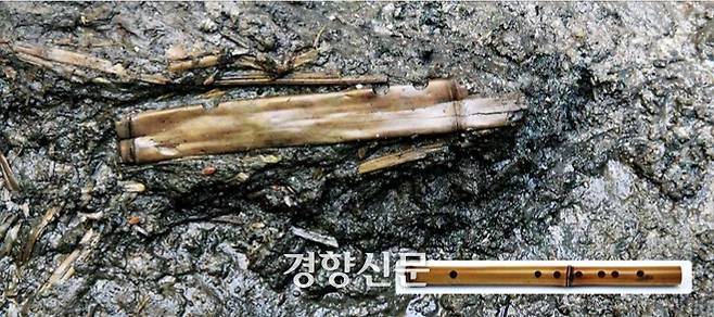 백제 궁정에서 연주됐을 것으로 추정되는 횡적(가로피리)이 충남 부여군 관북리 유적에서 발굴됐다. 작은 사진은 출토된 유물을 토대로 원래 악기를 복원한 것. 국가유산청 제공