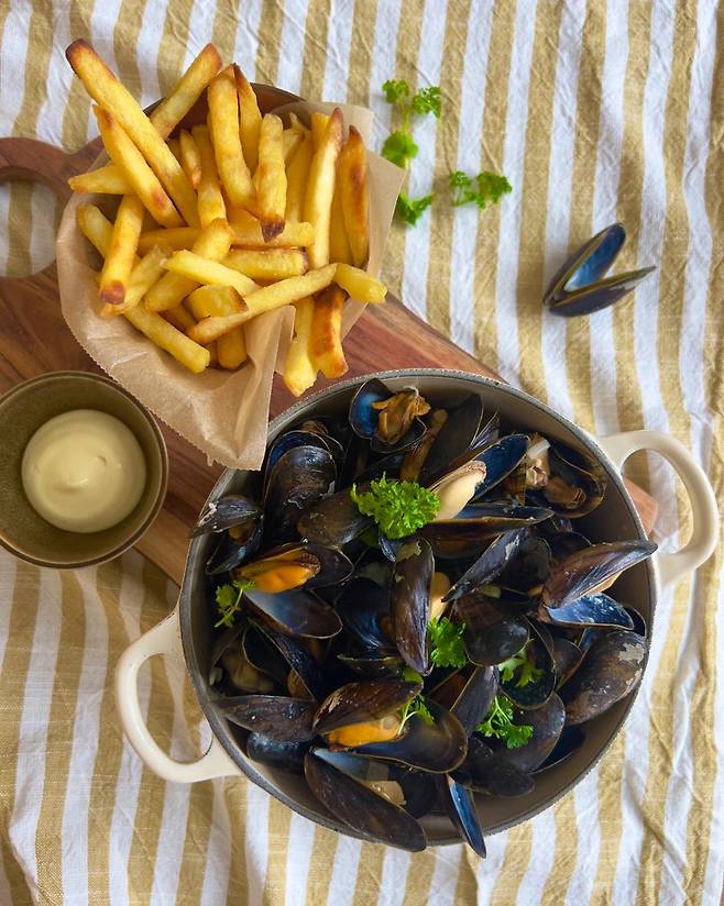 홍합 껍데기를 집게 삼아 쏙쏙 꺼내먹는 벨기에식 홍합요리 ‘물프릿’.