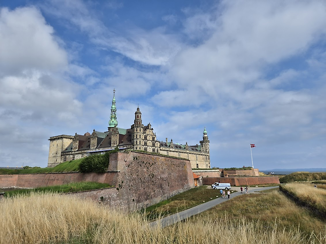 크론보르성은 완벽하게 파놓은 해자에 둘러싸여 있다. 입구는 해안쪽으로 나 있어 기차역에서는 약 20여분 정도를 걸어야 한다. ©김슬기