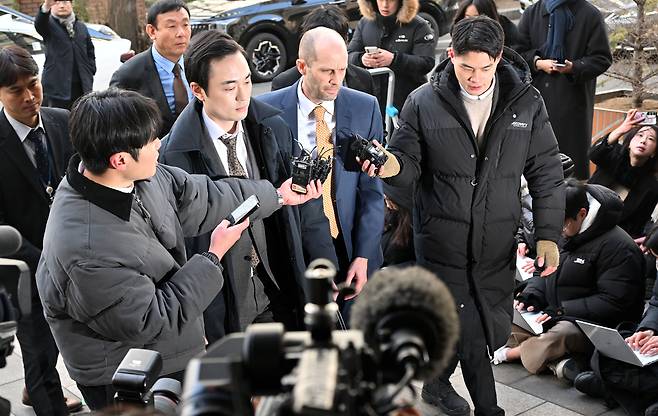 해롤드 로저스 쿠팡 대표이사가 6일 오후 서울 마포구 서울경찰청 반부패수사대에 조사를 받기 위해 출석하고 있다. 임세준 기자