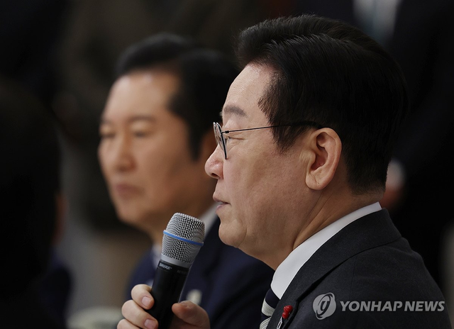 이재명 대통령이 지난달 16일 청와대 상춘재에서 열린 정당 지도부 초청 오찬에서 발언하고 있다. 왼쪽은 정청래 더불어민주당 대표. 연합뉴스