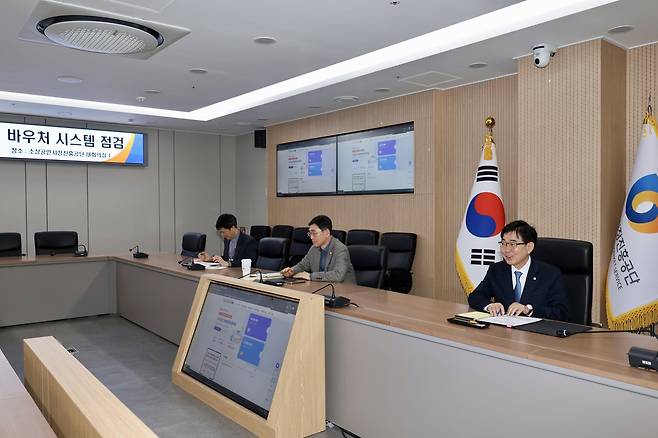 경영안정바우처 시스템을 점검한 인태연 소진공 이사장(오른쪽) (소진공 제공)