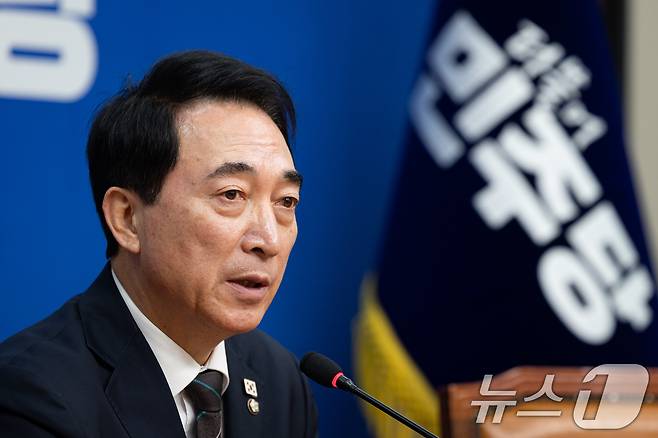 박수현 더불어민주당 수석대변인이 8일 서울 여의도 국회에서 열린 현안 관련 기자간담회에서 취재진 질문에 답하고 있다. 2026.2.8 ⓒ 뉴스1 유승관 기자