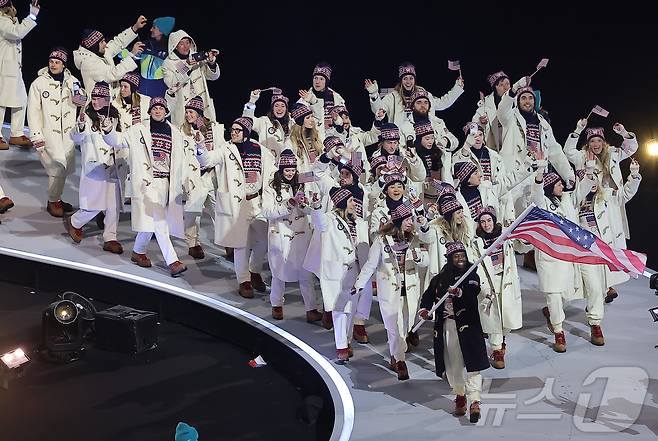 6일 오후(현지시간) 이탈리아 밀라노 산시로 올림픽 스타디움에서 열린 2026 밀라노·코르티나담페초 동계올림픽대회 개회식에서 미국 선수단이 입장하고 있다. 2026.2.7 ⓒ 뉴스1 김성진 기자
