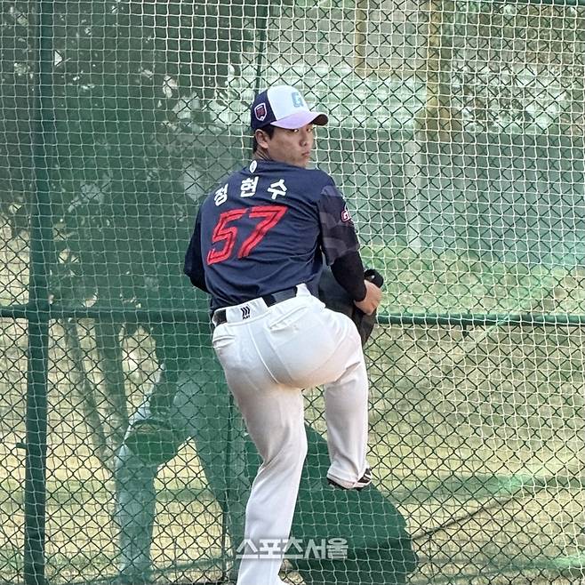 정현수가 홀로 불펜장으로 나서 몸을 풀고 있다. 타이난 | 박연준 기자 duswns0628@sportsseoul.com
