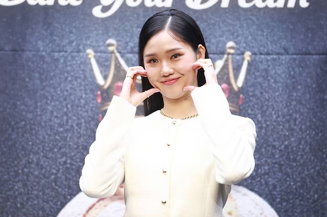 그룹 오마이걸 미미가 30일 오후 서울 마포구 스탠포드 호텔에서 열린 MBN 새 예능프로그램 ‘천하제빵’ 제작발표회에서 포즈를 취하고 있다. 사진 | 연합뉴스