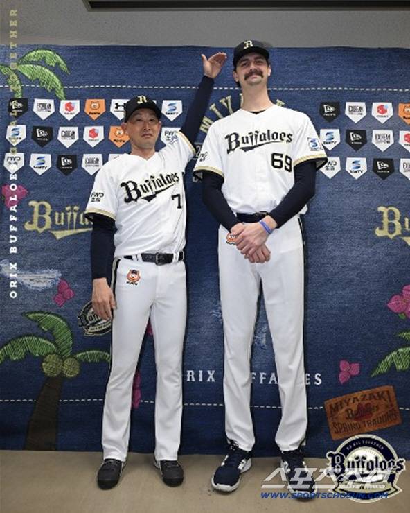 오릭스의 기시다 감독이 션 제리와 기자회견장에서 나란히 함께 했다. 사진캡처=오릭스 버팔로즈 SNS