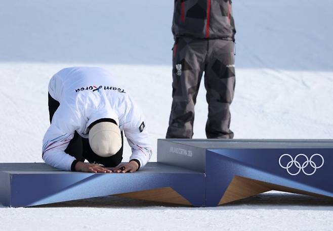 8일(현지시간) 이탈리아 리비뇨 스노파크에서 열린 2026 밀라노-코르티나담페초 동계올림픽 스노보드 남자 평행 대회전 시상식에서 김상겸이 은메달을 수여받기 전 큰절을 하고 있다. 연합뉴스