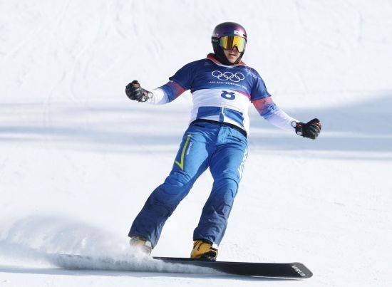김상겸이 이탈리아 리비뇨 스노파크에서 열린 2026 밀라노·코르티나 동계올림픽 스노보드 남자 평행대회전 준결승에서 승리한 뒤 환호하고 있다. 리비뇨(이탈리아)=연합뉴스