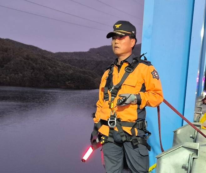 조양현 전남소방본부 119 특수대응단 구조대장이 현장에서 일하는 모습. 그는 "주황색 제복의 책임감과 무게감을 크게 느꼈다"고 했다. /조양현 대장 제공