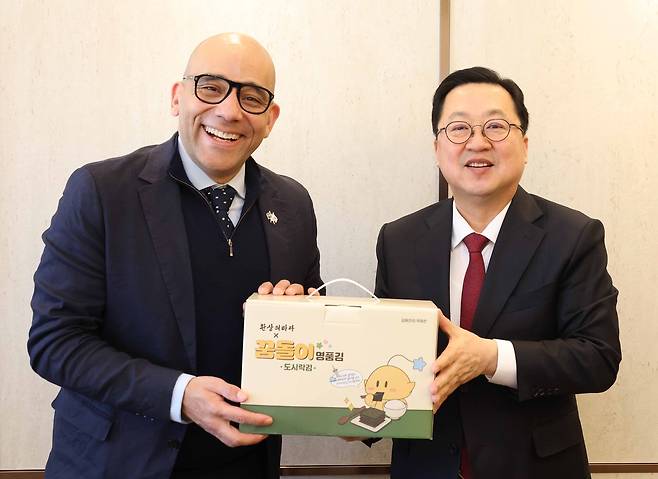 이장우 대전시장은 7일 대전을 방문한 캐나다 퀘백주 크리스토퍼 스키트(Christopher Skeete) 대외관계부 장관을 만나 지방정부 간 실질적 협력 강화 방안을 논의했다. 대전시 제공