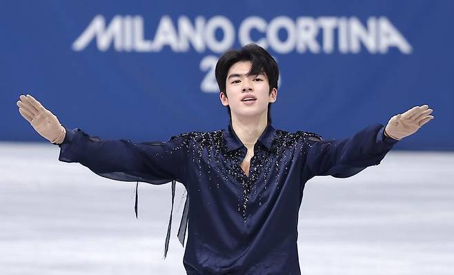 피겨 차준환이 7일(현지시간) 이탈리아 밀라노 아이스 스케이팅 아레나에서 열린 2026 밀라노·코르티나담페초 동계올림픽 피겨 스케이팅 팀 이벤트(단체전) 남자 싱글 쇼트 프로그램에서 연기를 마친 후 인사하고 있다.뉴스1