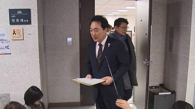 정청래 의원실 앞에서 브리핑하는 더불어민주당 박수현 수석대변인