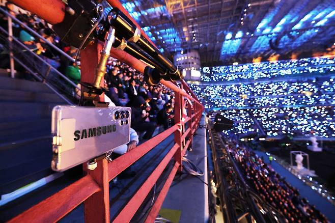 밀라노 코르티나담페초 동계올림픽 개회식이 펼쳐진 밀라노 산 시로 올림픽 스타디움에서 ‘갤럭시 S25 울트라’가 행사를 촬영하는 모습. 사진 게티이미지