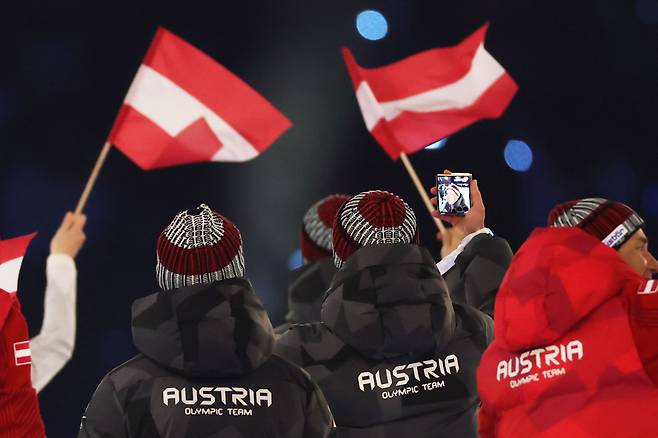 ‘갤럭시Z 플립7 올림픽 에디션’으로 2026 밀라노 코르티나 동계올림픽 개막식 현장의 분위기를 만끽하고 있는 선수들. 사진 게티이미지