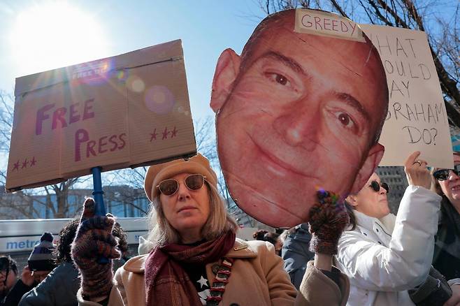 미국 일간지 워싱턴포스트 본사 앞에서 5일(현지시간) 노조 집회가 열렸다. 워싱턴포스트는 전날 기자 300명 이상 감원 계획을 밝혔다. 사진=게티이미지