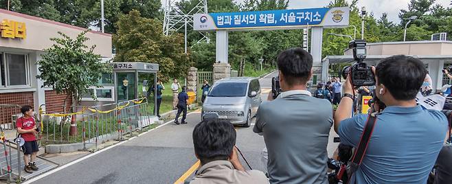 2025년 8월7일 김건희 여사 관련 의혹을 수사하는 민중기 특별검사팀이 윤석열 전 대통령의 체포에 실패한 뒤 경기도 의왕시 서울구치소를 나서고 있다. ⓒ시사저널 최준필
