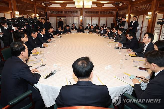 고위당정협의회 (서울=연합뉴스) 임화영 기자 = 김민석 국무총리가 8일 서울 종로구 삼청동 총리공관에서 강훈식 대통령 비서실장, 더불어민주당 정청래 대표 등 참석하에 열린 고위당정협의회에서 발언하고 있다. 2026.2.8 hwayoung7@yna.co.kr