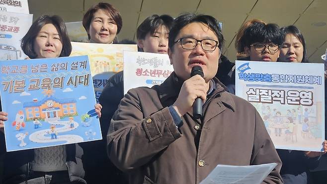 ▲심준희 인천청소년기본소득포럼 대표가 9일 인천시교육청 앞에서 교육감 출마 선언을 했다.