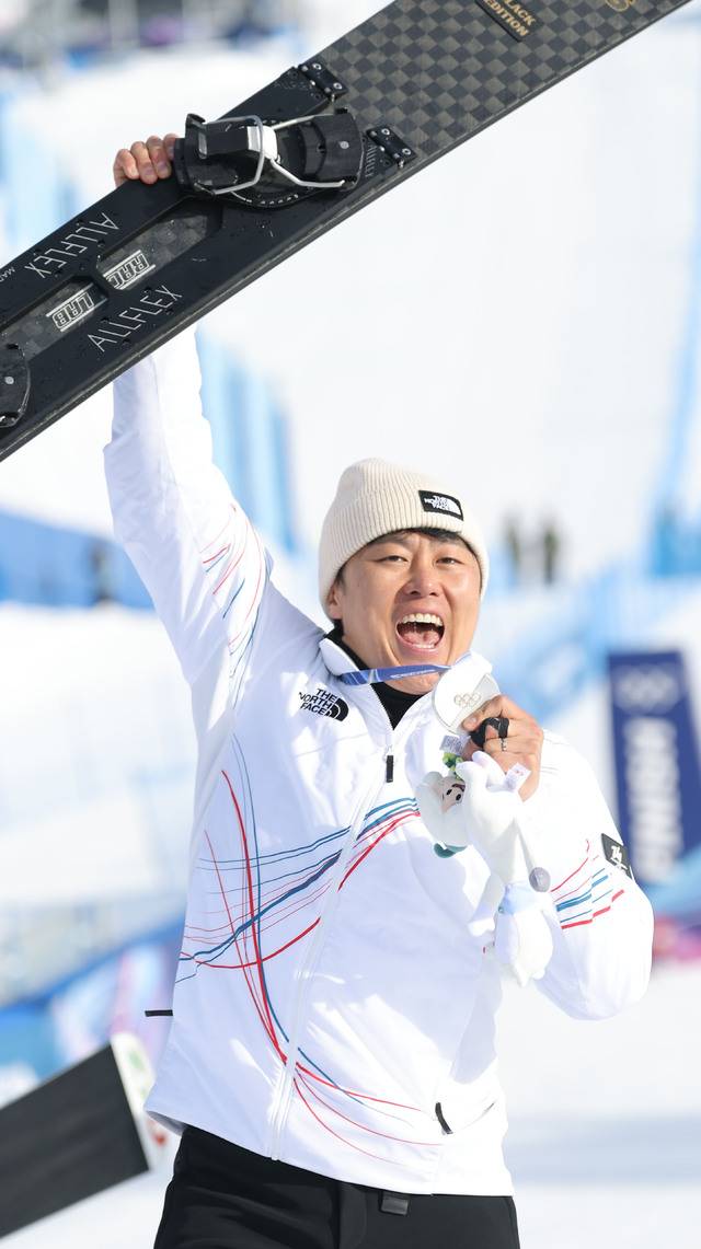 8일(현지시간) 이탈리아 리비뇨 스노파크에서 열린 2026 밀라노-코르티나담페초 동계올림픽 스노보드 남자 평행 대회전 결승 시상식에서 은메달을 따낸 김상겸이 스노보드를 들어올리고 있다. 연합뉴스