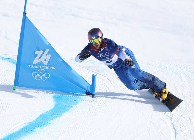 8일(현지시간) 이탈리아 리비뇨 스노파크에서 열린 2026 밀라노-코르티나담페초 동계올림픽 스노보드 남자 평행 대회전 결승에 출전한 김상겸이 오스트리아의 베냐민 카를과 질주하고 있다. 김상겸은 은메달을 차지했다. 연합뉴스