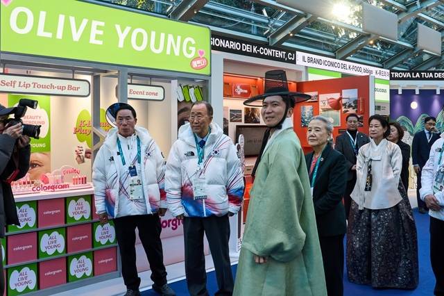 지난 5일 열린 밀라노 코리아하우스 개관식에서 반기문 전 UN 사무총장과 유승민 대한체육회장이 홍보관을 둘러보고 있다.(CJ그룹 제공)