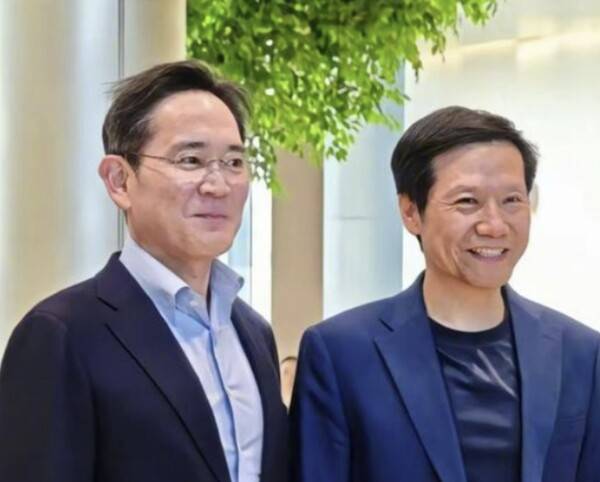 이재용 삼성전자 회장(왼쪽)이 2025년 3월 22일 레이 쥔 샤오미 회장을 샤오미 전기차 공장에서 만나 기념사진을 찍고있다. / 중국 샤오미 웨이보 갈무리