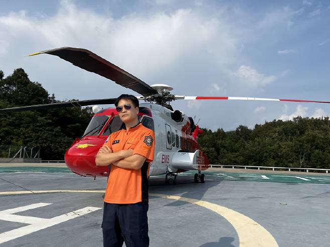 이명환 수도권119항공대 기장이 Heli-EMS용 헬기 앞에 서있다.(사진=소방청)