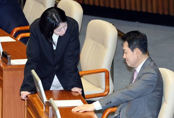 국민의힘 장동혁 대표와 배현진 의원이 9일 국회에서 열린 2월 임시국회 본회의에서 대화하고 있다. 〈사진=연합뉴스〉