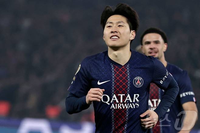 PSG 이강인이 9일(한국시간) 프랑스 파리에서 열린 2025-26 프랑스 리그1 마르세유전에서 후반 29분 골을 터뜨린 후 기뻐하고 있다. ⓒ AFP=뉴스1
