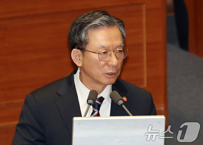 9일 서울 여의도 국회에서 열린 제432회국회(임시회) 제4차 본회의 정치·외교·통일·안보에 관한 대정부 질문에서 정성호 법무부 장관이 질의에 답변하고 있다. 2026.2.9 ⓒ 뉴스1 이승배 기자