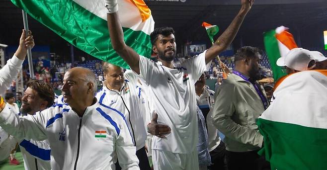 혼자서 단복식 3승을 책임진 대학생 선수 수레시가 인도의 테니스 영웅으로 떠올랐다.