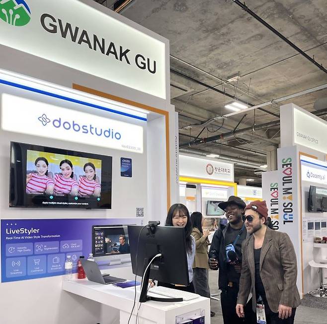 CES 2026 혁신상을 수상한 디오비스튜디오 부스에서 해외 관계자에게 ’라이브 스타일러‘ 기술을 선보이고 있다. 관악구 제공.